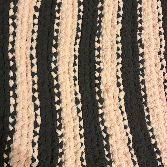 Hand made chunky knit blanket Soft Babies blanket perfect baby shower or gift! - Picture 3 of 4